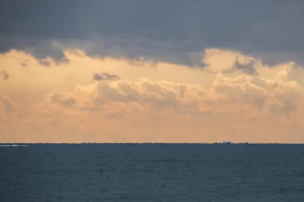 Cielo nublado en el mar en invierno — Foto de Stock