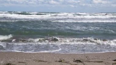 rüzgar sörfçü ile fırtınalı denizde