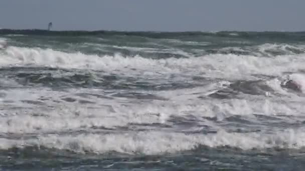 Mar tempestuoso com o vento — Vídeo de Stock