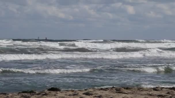 Mar tempestuoso com os surfistas do vento — Vídeo de Stock