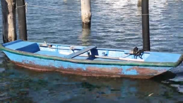 Старий дерев'яний човен в гавані — стокове відео