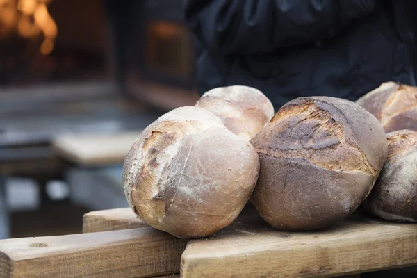 Домашний хлеб на столе — стоковое фото