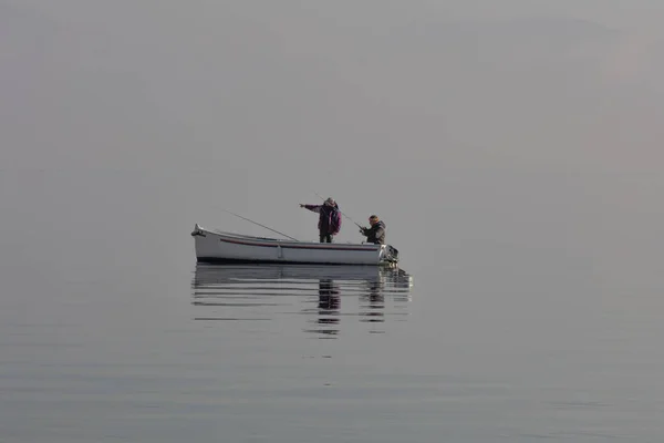 Loď s rybáři v zimě mlha — Stock fotografie