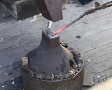 Eski çekici ve sıcak demir