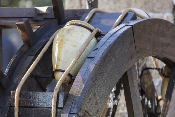 Viejo molino de agua en la antigua granja — Foto de Stock