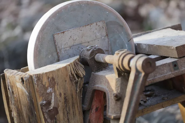 Vieux outils dans la ferme — Photo