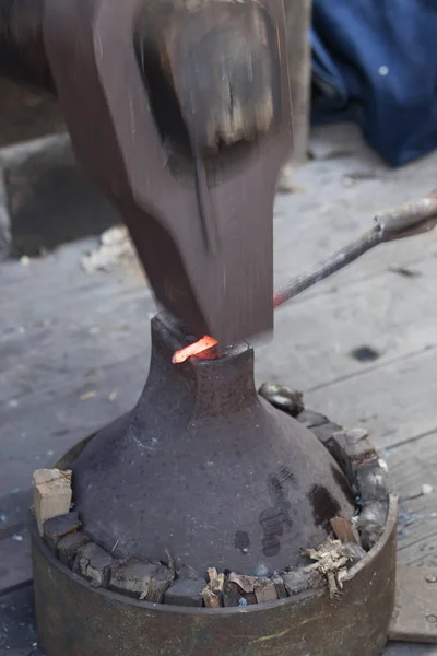 Viejo martillo y hierro caliente — Foto de Stock