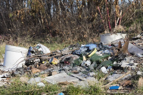 Sporcizia e inquinamento nei campi Immagine Stock