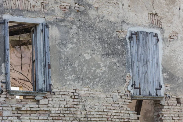 Fenster des verlassenen Hauses — Stockfoto