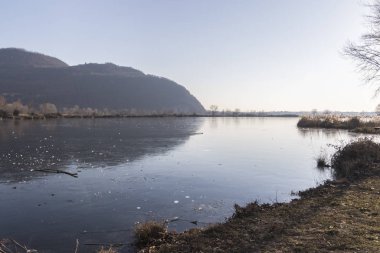 Kışın donmuş göl manzarası