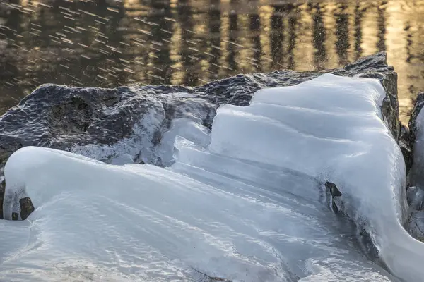 Hielo en estanque congelado en temporada de invierno —  Fotos de Stock