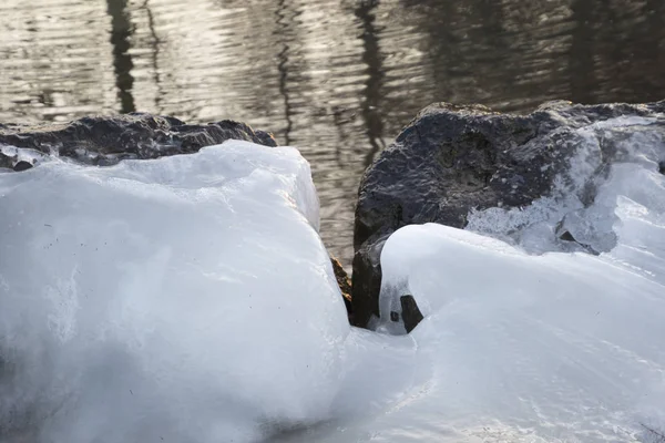 Ghiaccio sul laghetto ghiacciato nella stagione invernale — Foto Stock