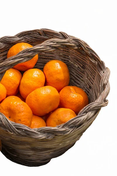 Naranja aislada en la cesta — Foto de Stock