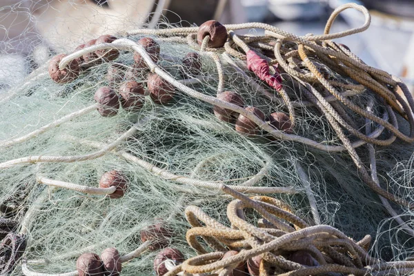 Fisknät på båten i hamnen — Stockfoto