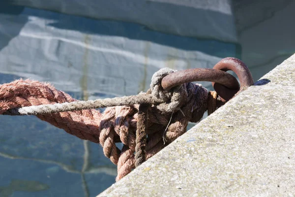 Metallringe für das Anlegen im Hafen — Stockfoto