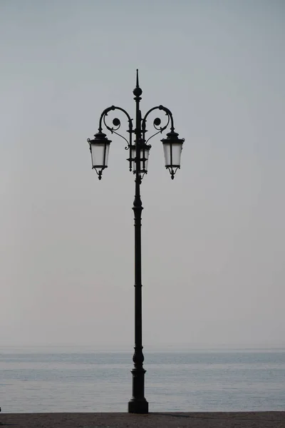 Lamppost on the lake shore — Stock Photo, Image