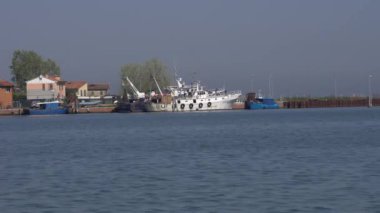Chioggia İtalya Mart - gemi ve tekneler limanda denize sıfır peyzaj