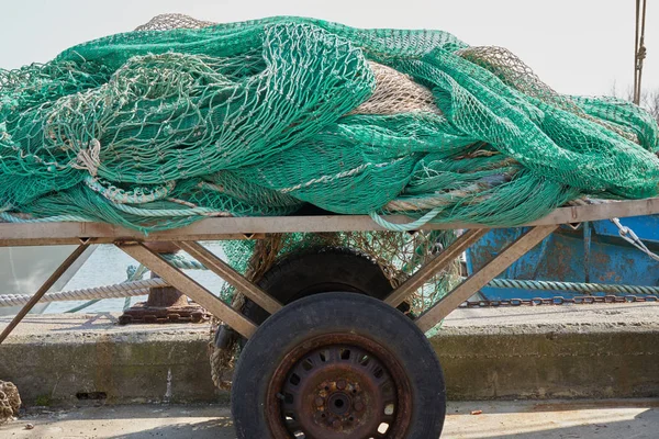 Redes de pesca industriales en el viejo kart en el puerto — Foto de Stock