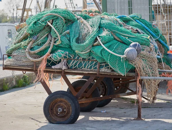 Redes de pesca industriales en el viejo kart en el puerto — Foto de Stock