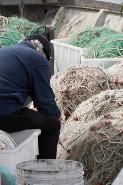 Pescador en el trabajo con redes en el barco — Foto de Stock