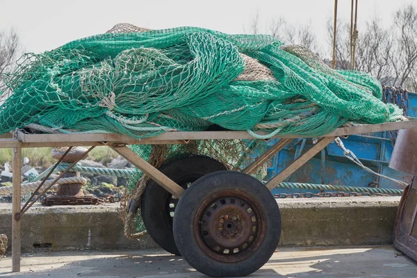 Redes de pesca industriales en el viejo kart en el puerto — Foto de Stock