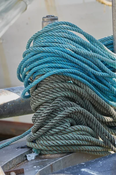 Cuerdas de aterrizaje en el muelle — Foto de Stock