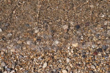 göl kıyısında çakıl plaj