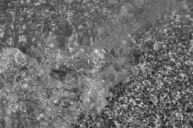 göl kıyısında çakıl plaj