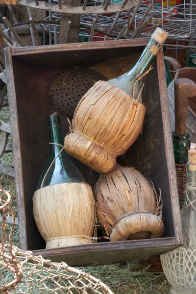 Eski şarap şişeleri bodrumda boş — Stok fotoğraf
