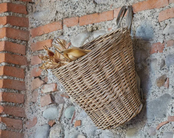 Vecchio cesto appeso al muro — Foto Stock