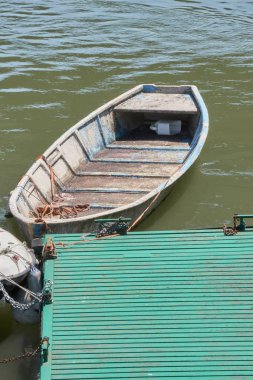 Rıhtımda Nehri üzerinde tekne
