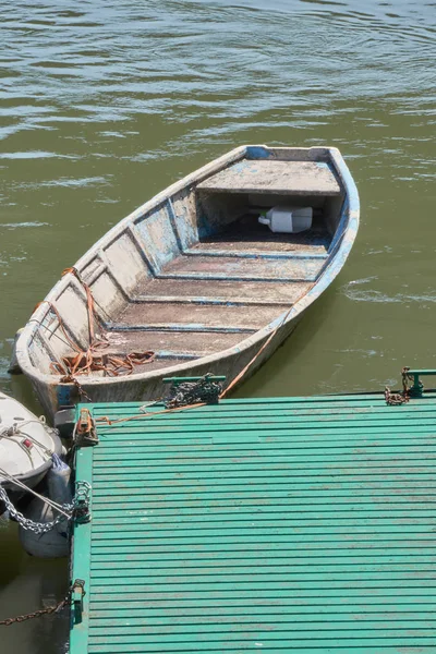 Лодка у пирса на реке — стоковое фото