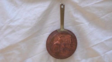 eski bakır pan asılı
