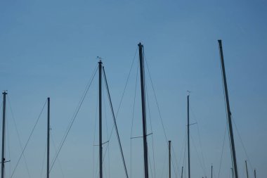 mavi gökyüzünde yelkenli