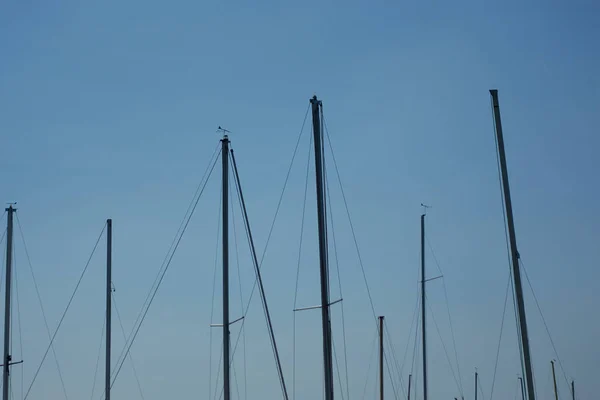 Barca a vela nel cielo blu — Foto Stock