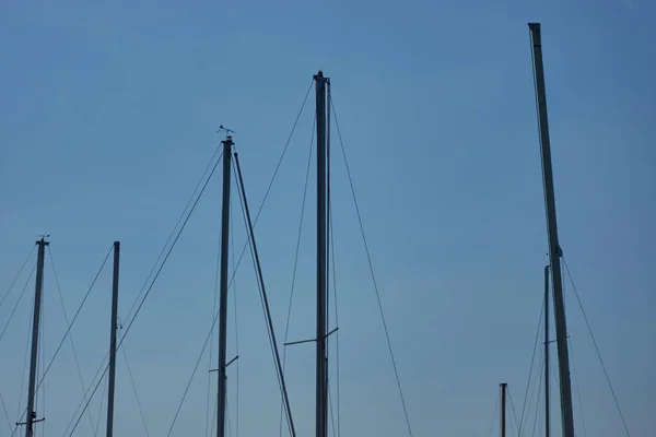 Barca a vela nel cielo blu — Foto Stock