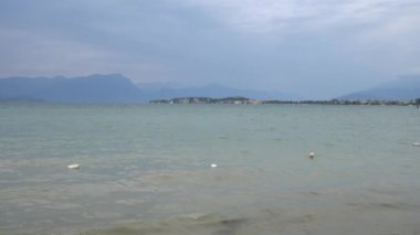 bulutlu bir günde Lake Garda görünümü