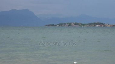 bulutlu bir günde Lake Garda görünümü