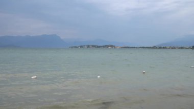 bulutlu bir günde Lake Garda görünümü
