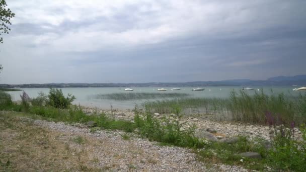 Vista do Lago de Garda em um dia nublado — Vídeo de Stock