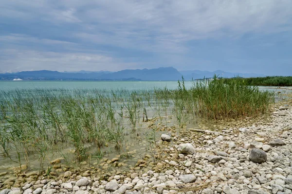 Vista del lago de Garda en un día nublado - Junio 2017 — Foto de Stock