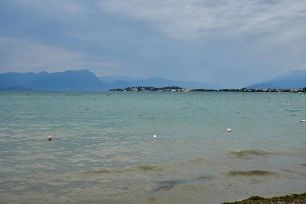 Vista del lago de Garda en un día nublado - Junio 2017 — Foto de Stock