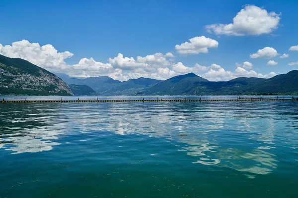 Lago paisagem com nuvem — Fotografia de Stock