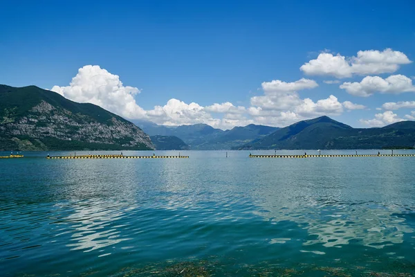 Krajobraz jeziora z chmury — Zdjęcie stockowe
