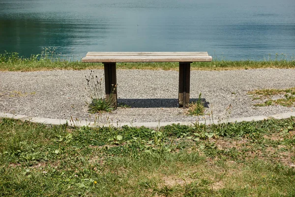 Bench at lake and relax — Stock Photo, Image