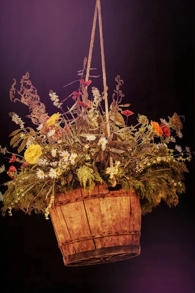 Blume blüht im hängenden Holzbottich — Stockfoto