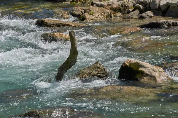 Fluxo e cachoeira — Fotografia de Stock