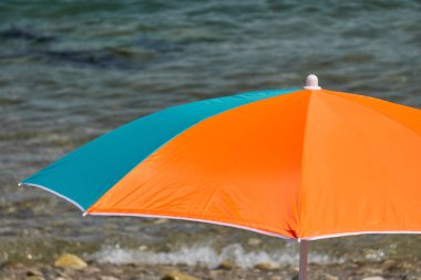 denizde plaj şemsiyesi