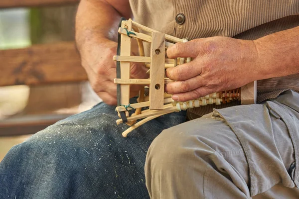 Craftsman weaves  baskets — Stock Photo, Image