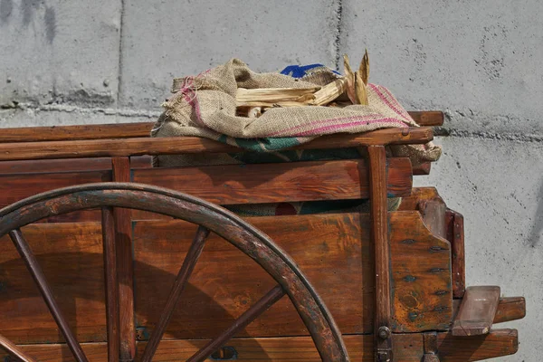 Starý dřevěný vozík na farmě — Stock fotografie